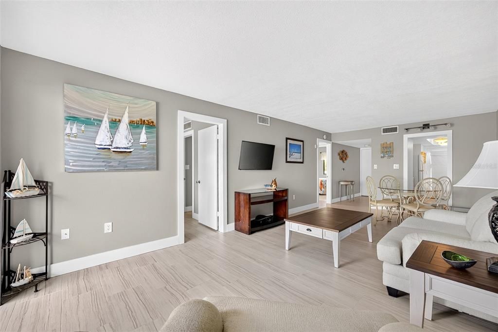 For Sale: $289,500 (2 beds, 2 baths, 988 Square Feet)