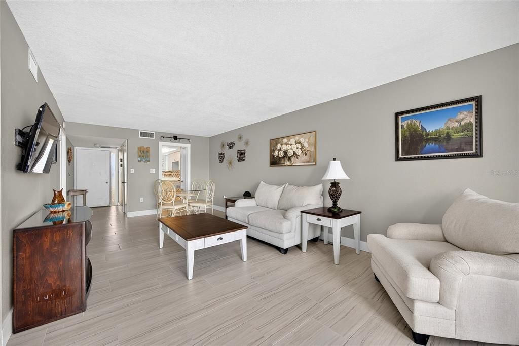 For Sale: $289,500 (2 beds, 2 baths, 988 Square Feet)