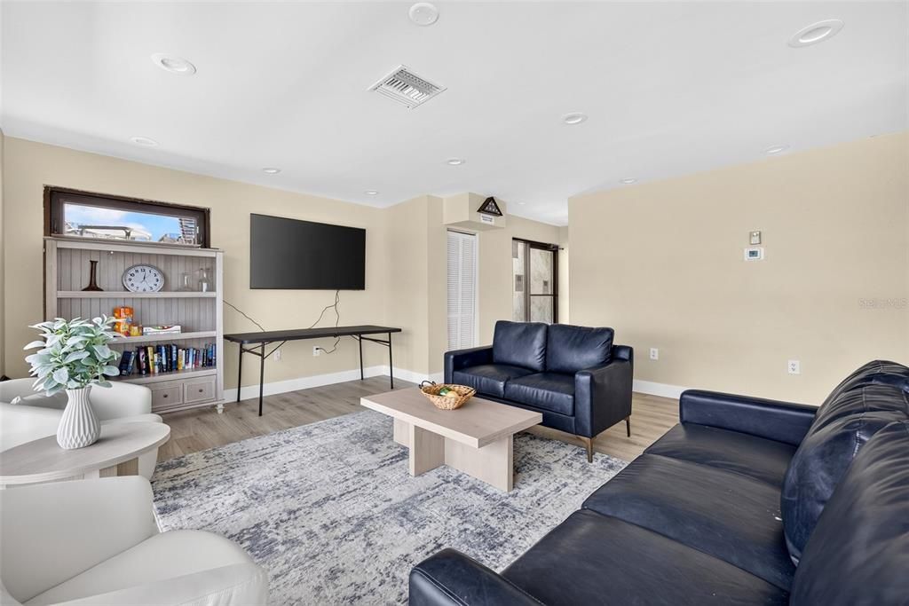 For Sale: $289,500 (2 beds, 2 baths, 988 Square Feet)