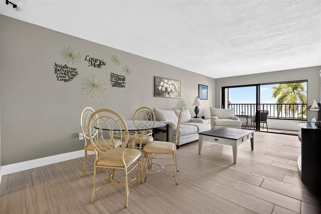 For Sale: $289,500 (2 beds, 2 baths, 988 Square Feet)