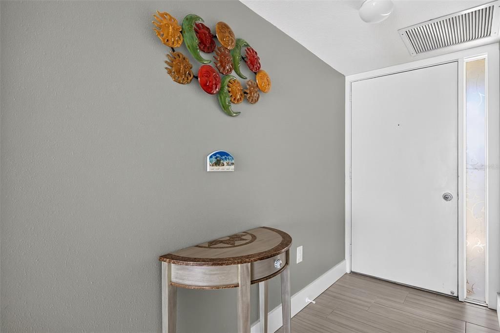 For Sale: $289,500 (2 beds, 2 baths, 988 Square Feet)