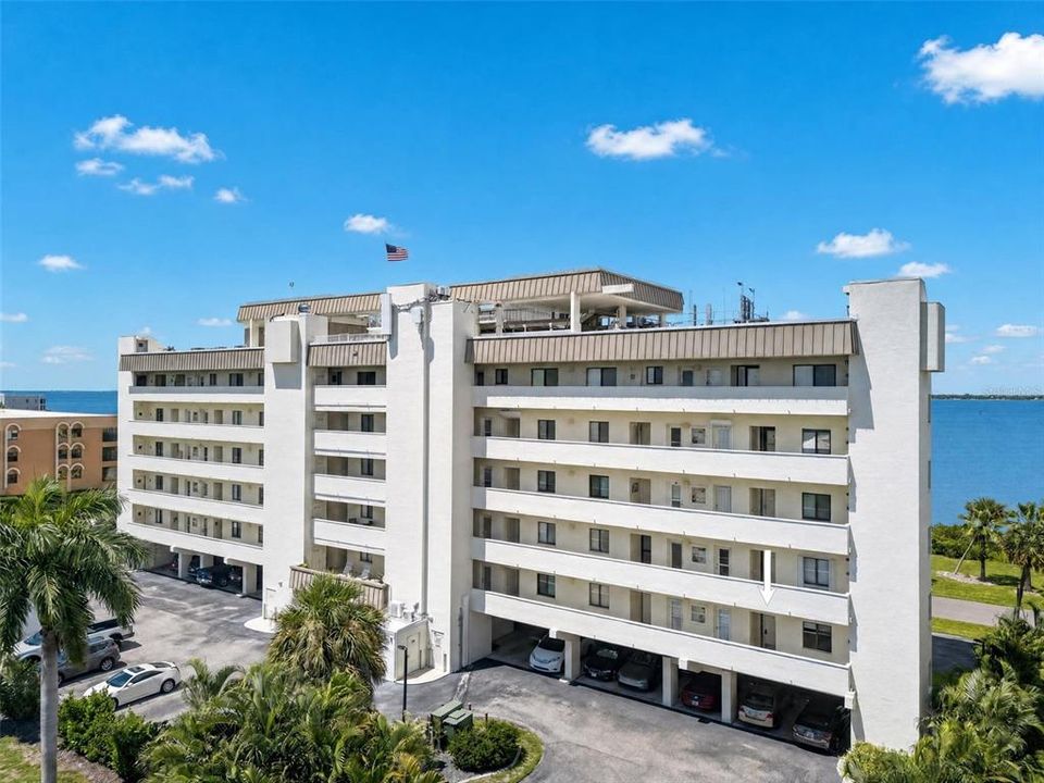 For Sale: $289,500 (2 beds, 2 baths, 988 Square Feet)