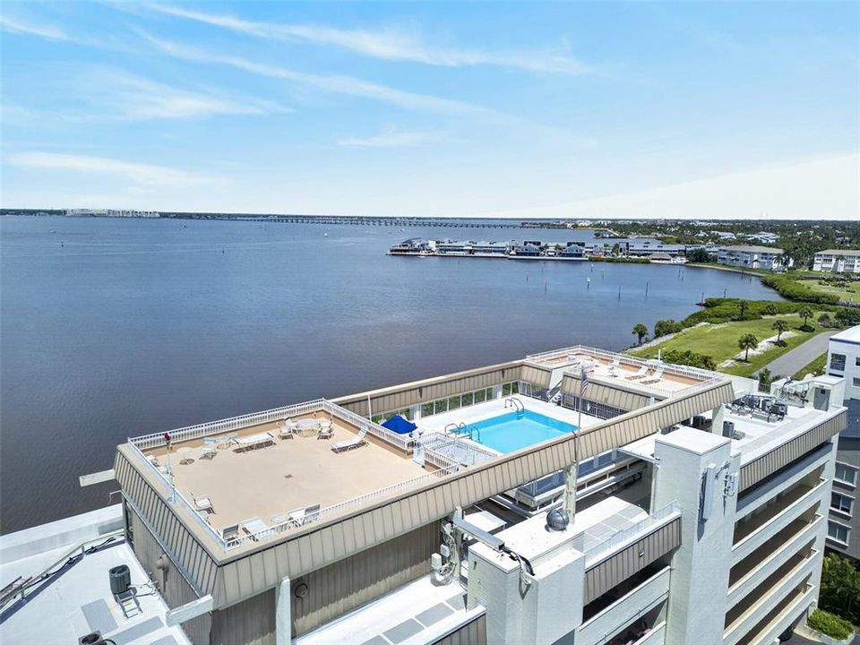 For Sale: $289,500 (2 beds, 2 baths, 988 Square Feet)