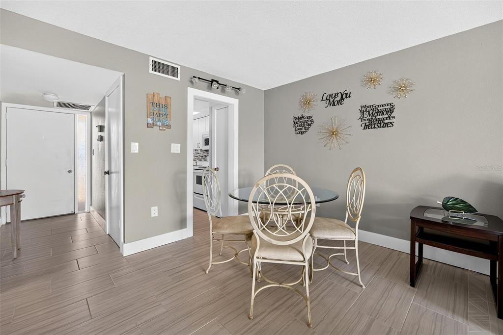 For Sale: $289,500 (2 beds, 2 baths, 988 Square Feet)