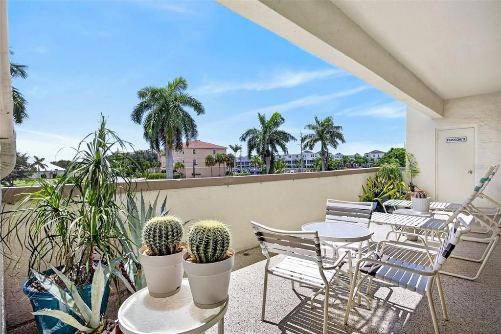 For Sale: $289,500 (2 beds, 2 baths, 988 Square Feet)
