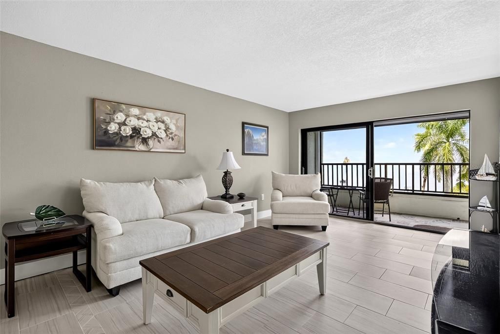 For Sale: $289,500 (2 beds, 2 baths, 988 Square Feet)