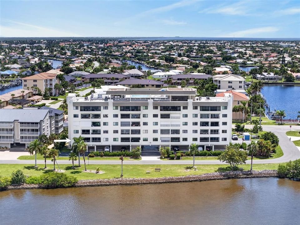 For Sale: $289,500 (2 beds, 2 baths, 988 Square Feet)