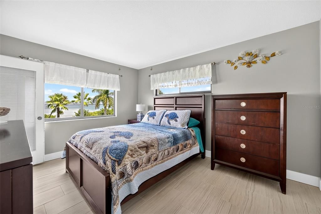 For Sale: $289,500 (2 beds, 2 baths, 988 Square Feet)