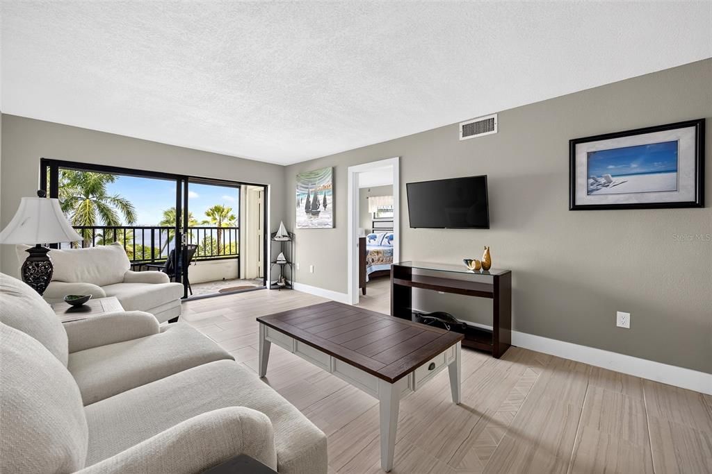 For Sale: $289,500 (2 beds, 2 baths, 988 Square Feet)
