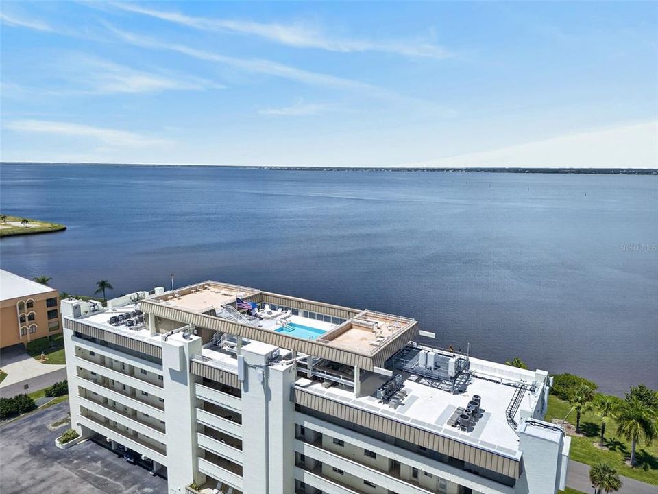 For Sale: $289,500 (2 beds, 2 baths, 988 Square Feet)