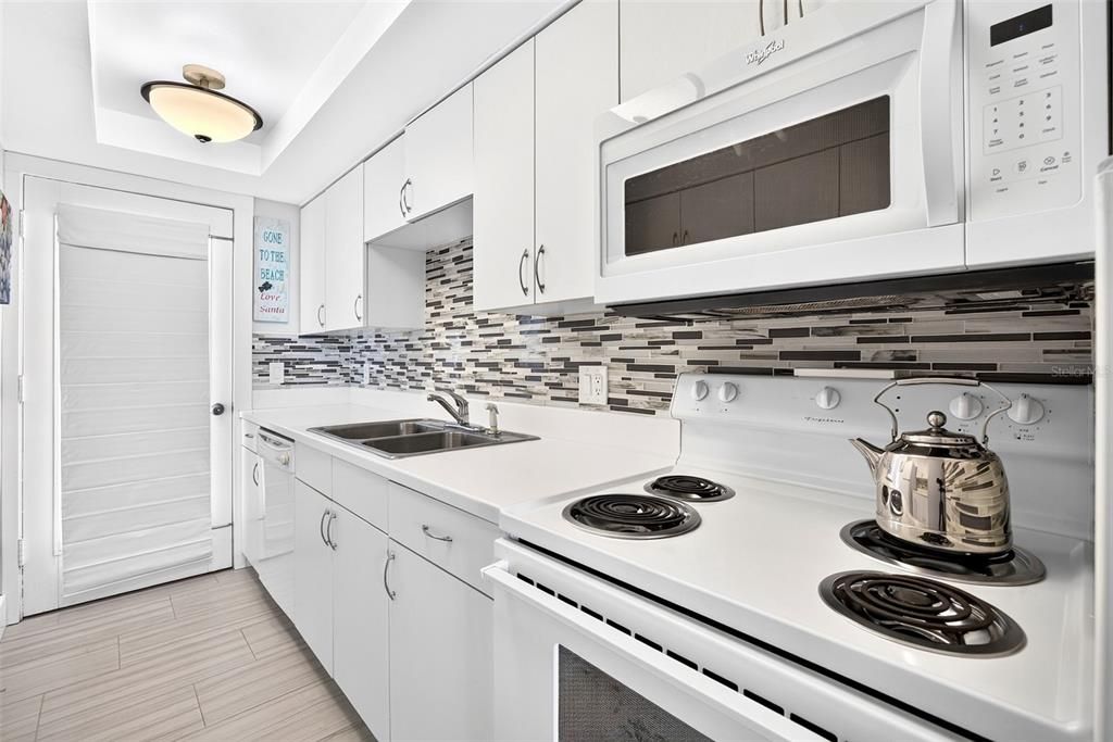 For Sale: $289,500 (2 beds, 2 baths, 988 Square Feet)