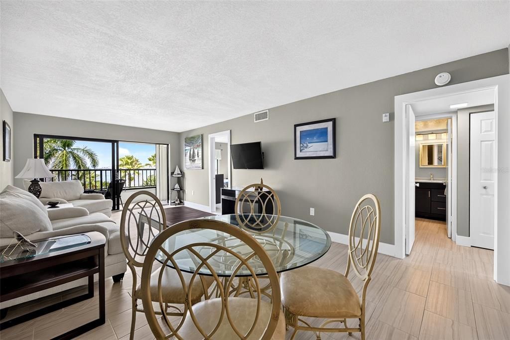 For Sale: $289,500 (2 beds, 2 baths, 988 Square Feet)