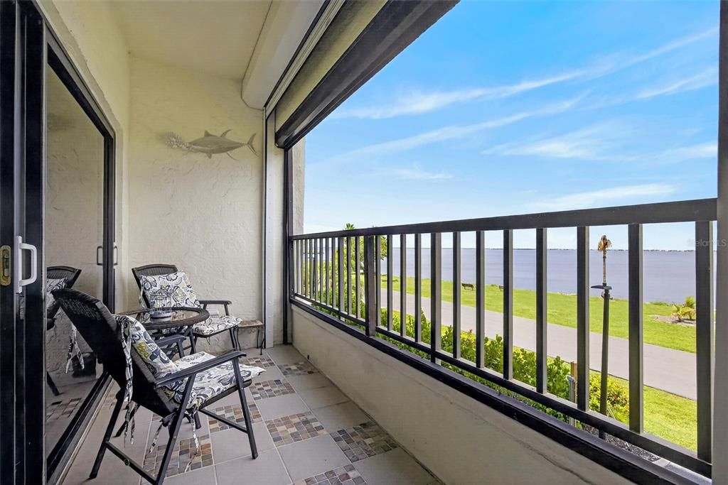 For Sale: $289,500 (2 beds, 2 baths, 988 Square Feet)