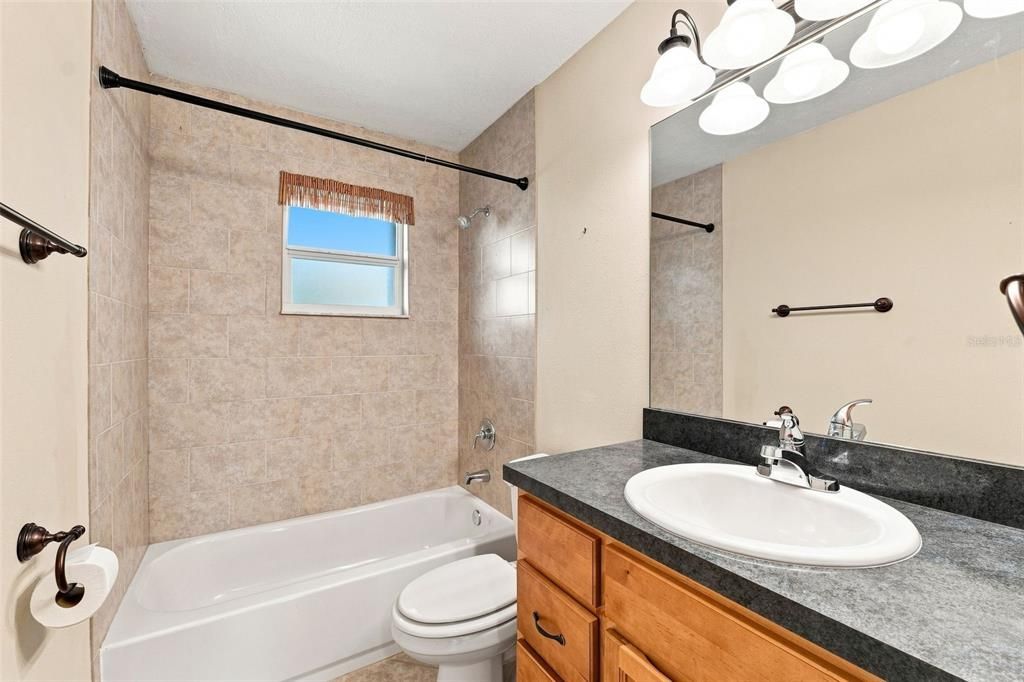 En Venta: $329,900 (4 camas, 2 baños, 1378 Pies cuadrados)