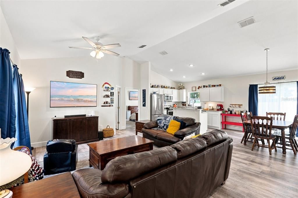 Active With Contract: $315,000 (3 beds, 2 baths, 1344 Square Feet)