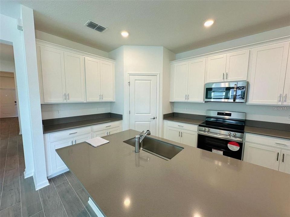 For Rent: $3,000 (4 beds, 3 baths, 2274 Square Feet)