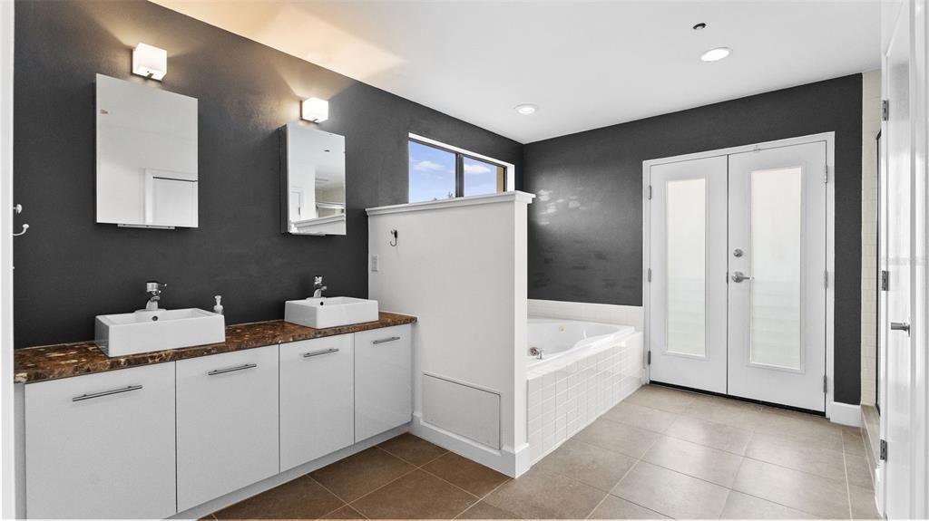 For Sale: $575,000 (3 beds, 3 baths, 2097 Square Feet)
