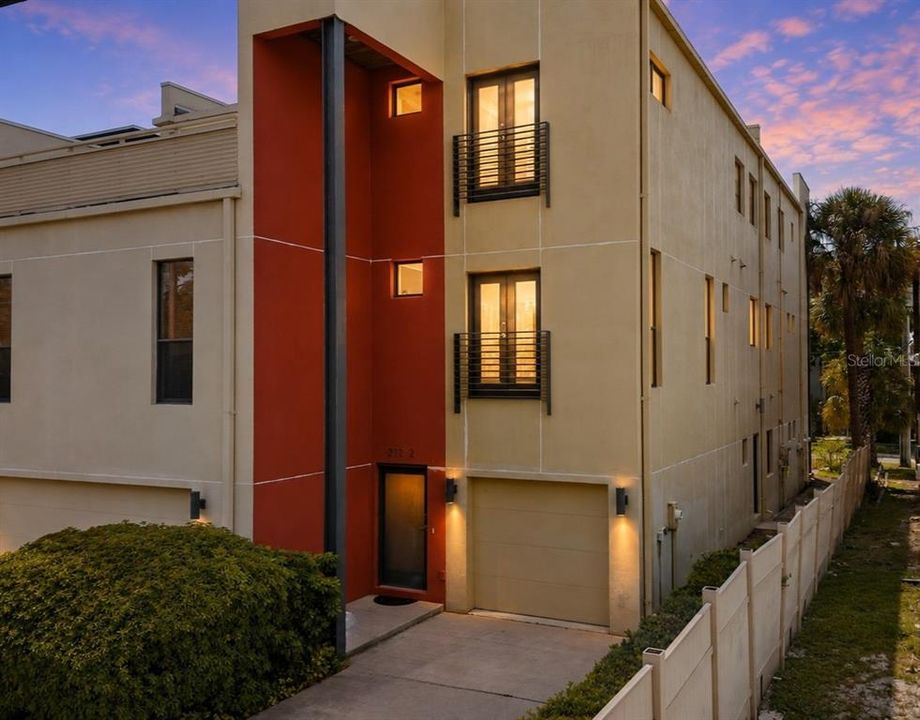 For Sale: $575,000 (3 beds, 3 baths, 2097 Square Feet)