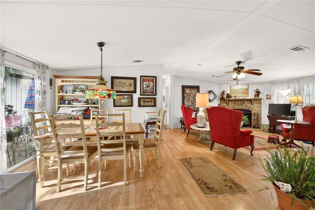 На продажу: $379,900 (3 спален, 2 ванн, 1296 Квадратных фут)
