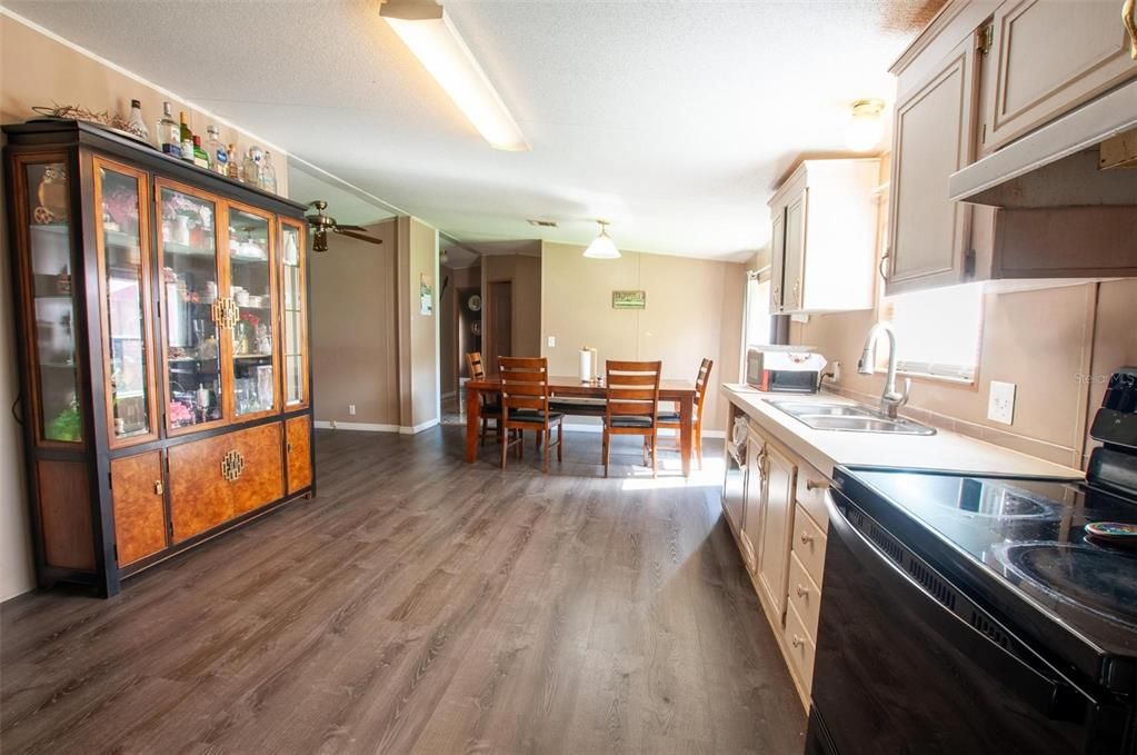 En Venta: $274,900 (4 camas, 2 baños, 1512 Pies cuadrados)