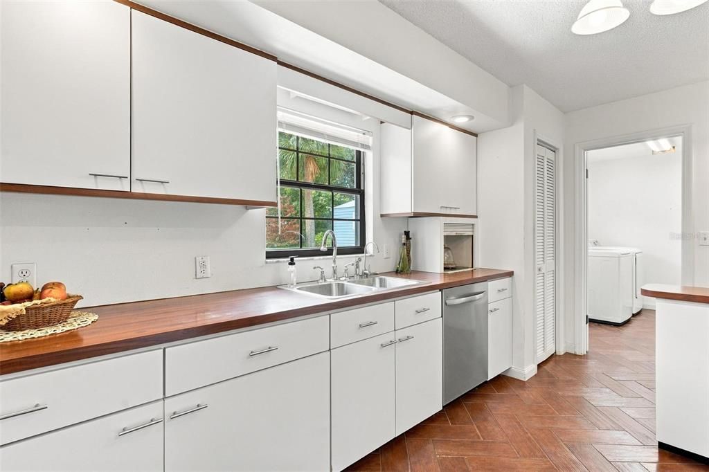 For Sale: $275,000 (3 beds, 2 baths, 1447 Square Feet)