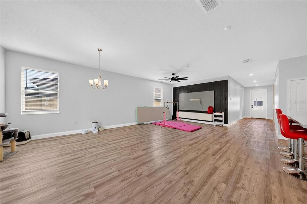 For Sale: $410,000 (4 beds, 2 baths, 1983 Square Feet)
