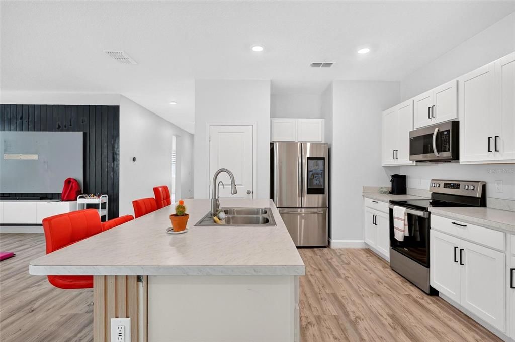 For Sale: $410,000 (4 beds, 2 baths, 1983 Square Feet)