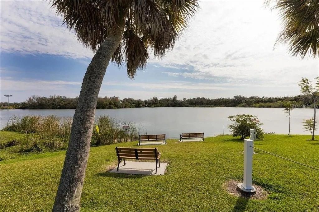 For Sale: $175,000 (2 beds, 2 baths, 1056 Square Feet)
