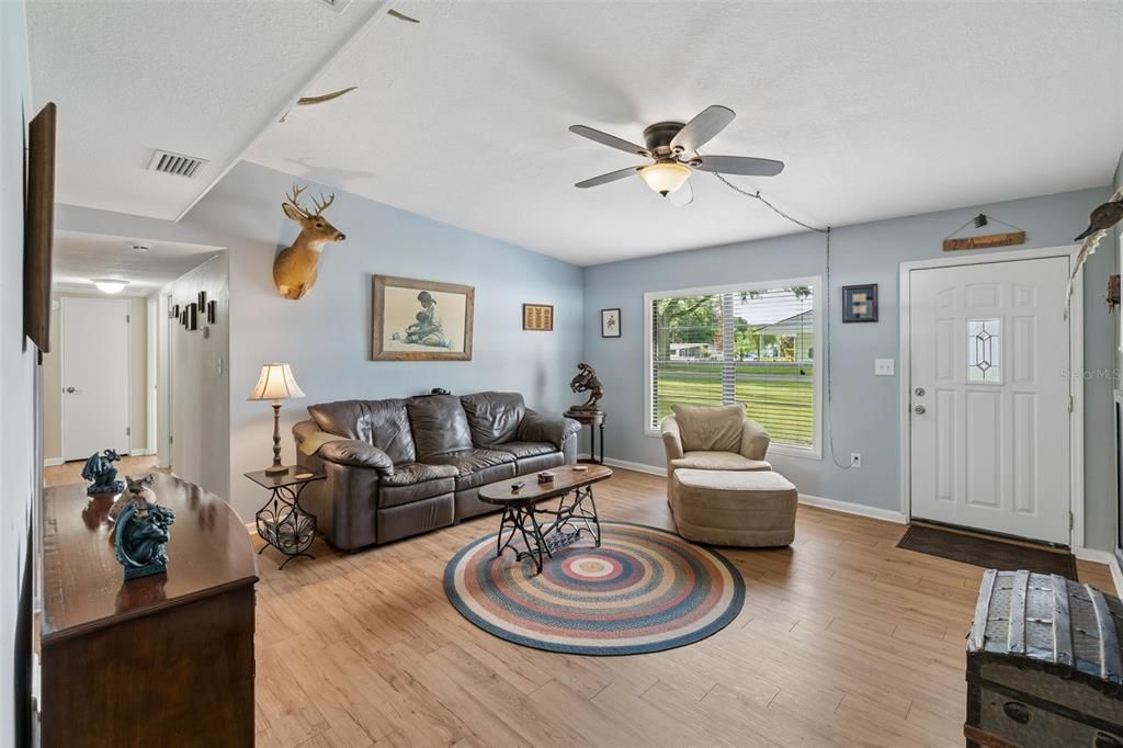 For Sale: $329,000 (3 beds, 2 baths, 1370 Square Feet)