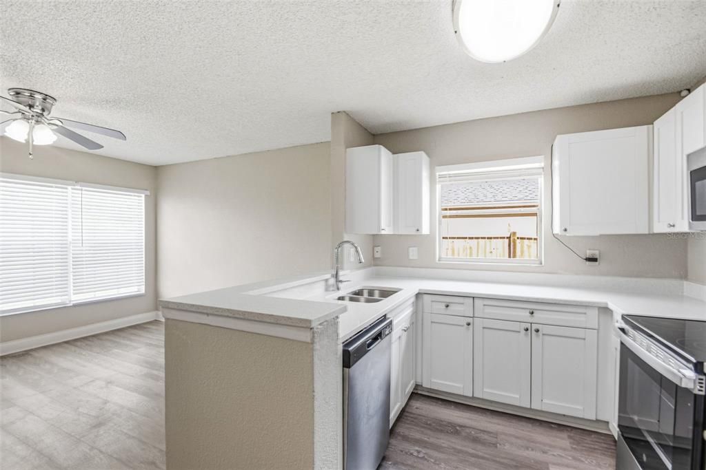 Active With Contract: $295,000 (3 beds, 2 baths, 1290 Square Feet)