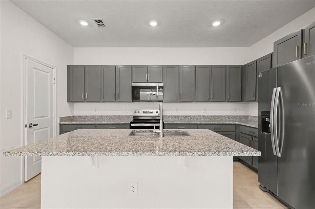 En Venta: $375,000 (4 camas, 2 baños, 1852 Pies cuadrados)
