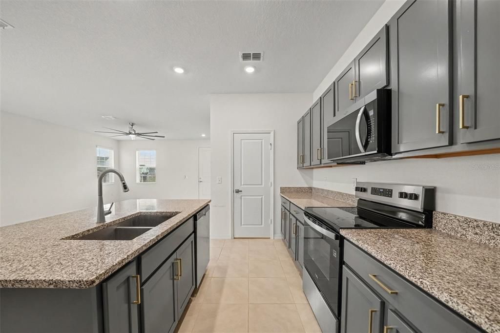 En Venta: $375,000 (4 camas, 2 baños, 1852 Pies cuadrados)