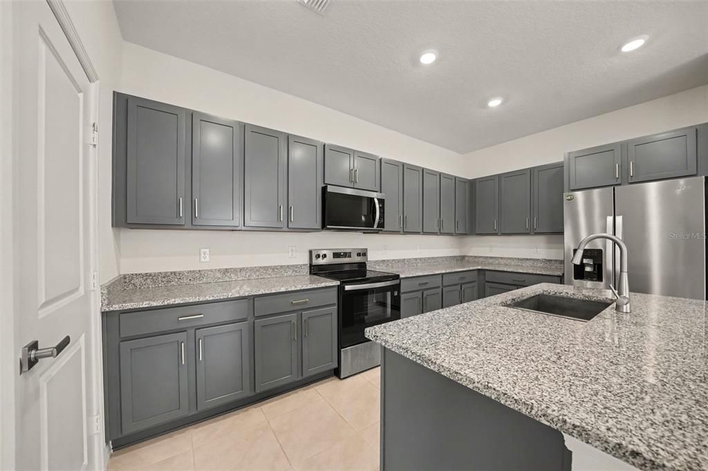 En Venta: $375,000 (4 camas, 2 baños, 1852 Pies cuadrados)