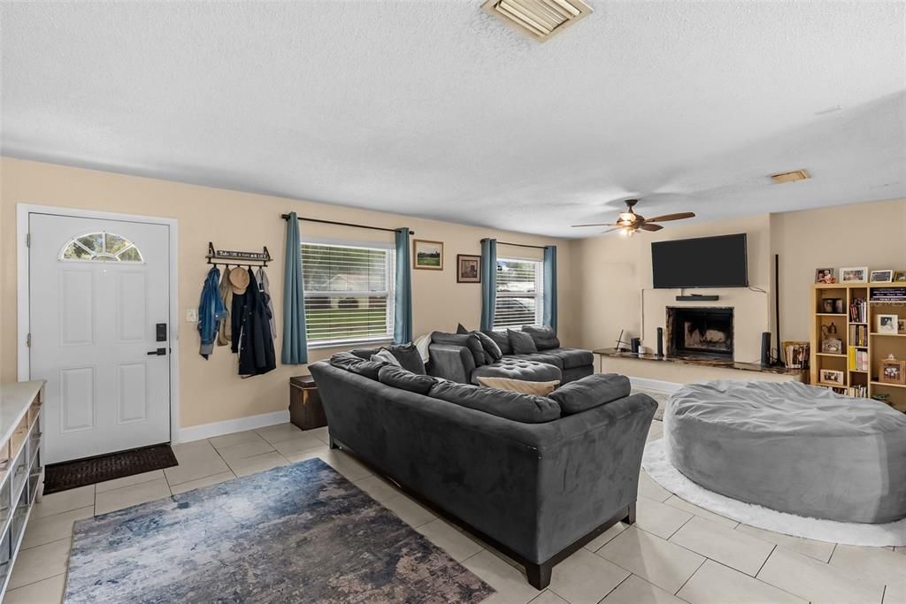 For Sale: $345,000 (3 beds, 2 baths, 1200 Square Feet)
