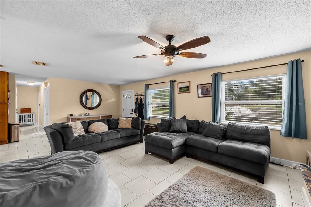 For Sale: $345,000 (3 beds, 2 baths, 1200 Square Feet)