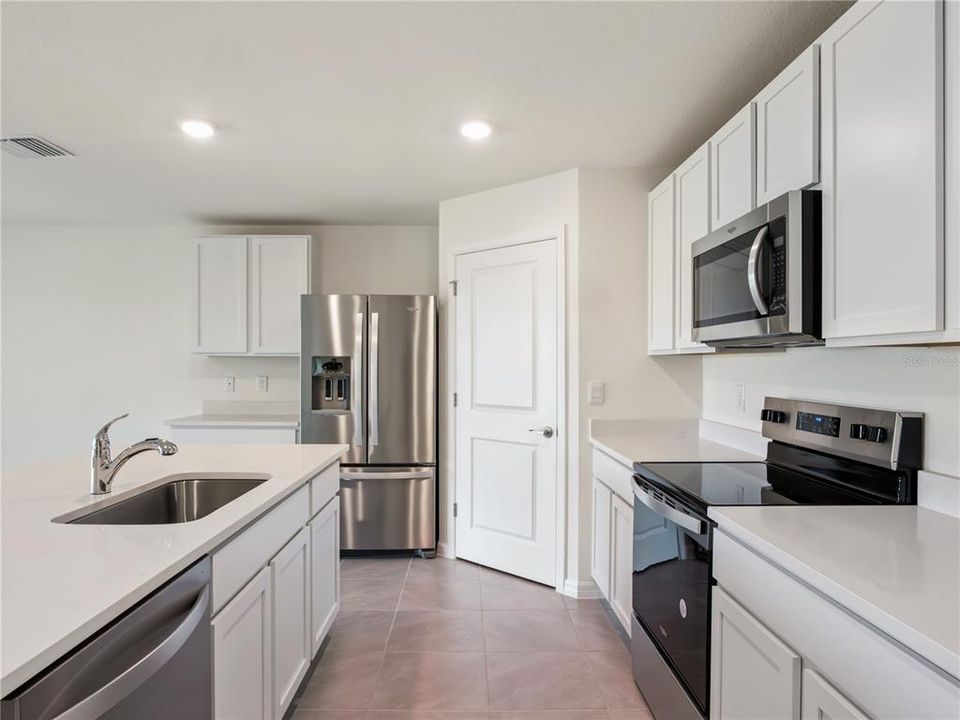 For Rent: $2,250 (4 beds, 2 baths, 1827 Square Feet)