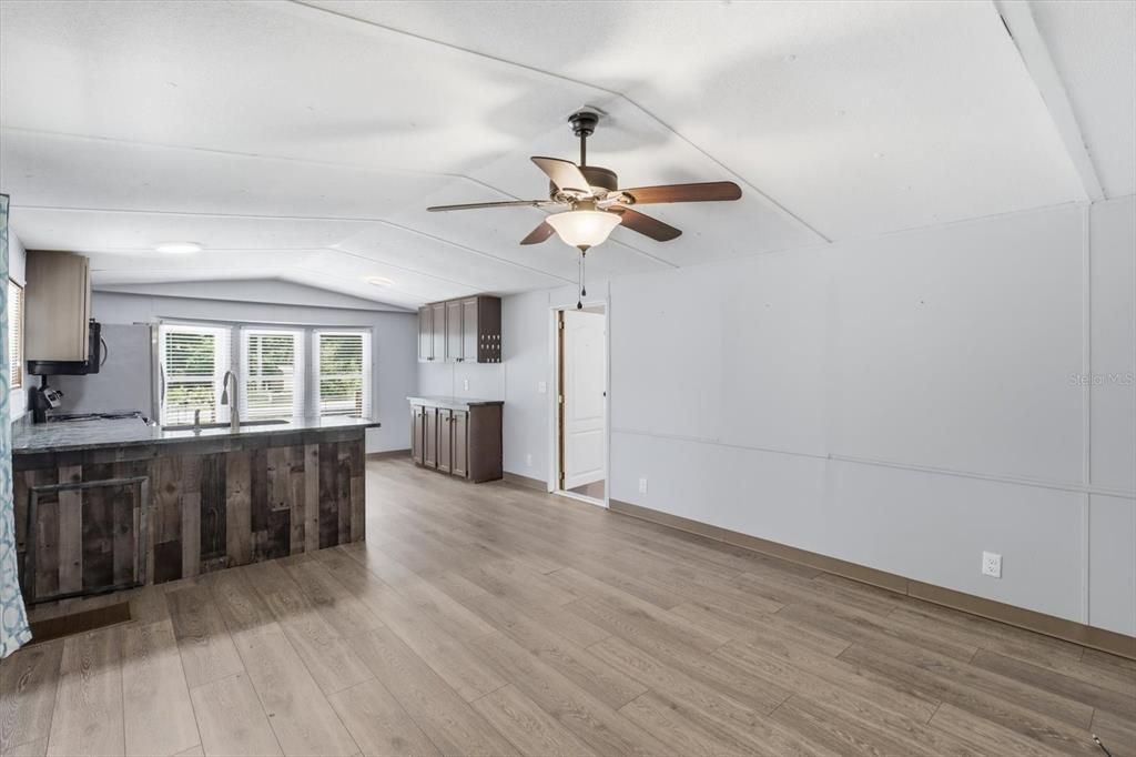 For Sale: $172,500 (2 beds, 1 baths, 934 Square Feet)