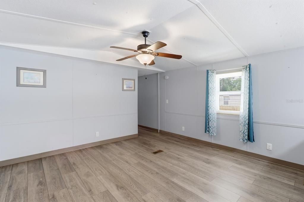 For Sale: $172,500 (2 beds, 1 baths, 934 Square Feet)