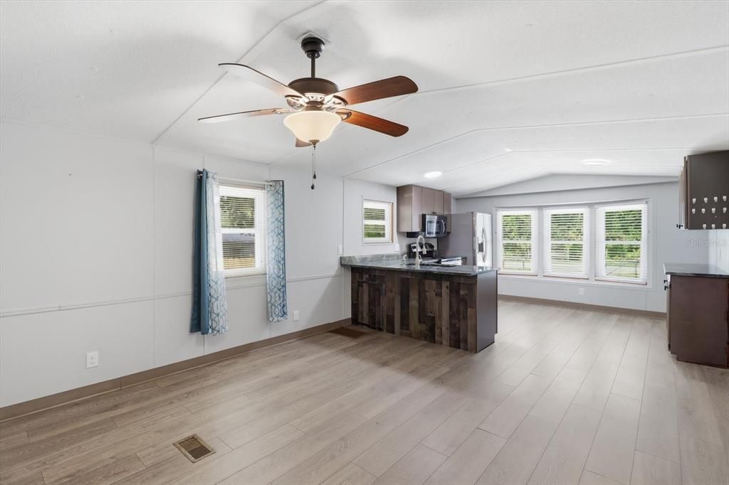 For Sale: $172,500 (2 beds, 1 baths, 934 Square Feet)