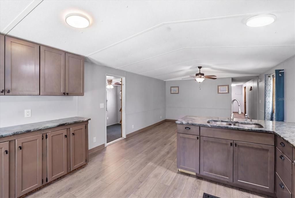 For Sale: $172,500 (2 beds, 1 baths, 934 Square Feet)