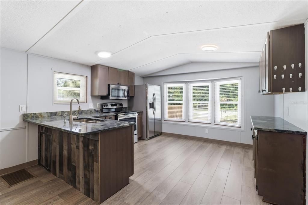 For Sale: $172,500 (2 beds, 1 baths, 934 Square Feet)