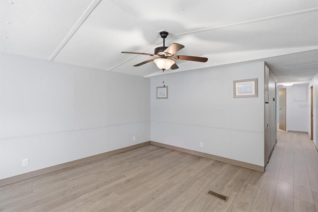 For Sale: $172,500 (2 beds, 1 baths, 934 Square Feet)