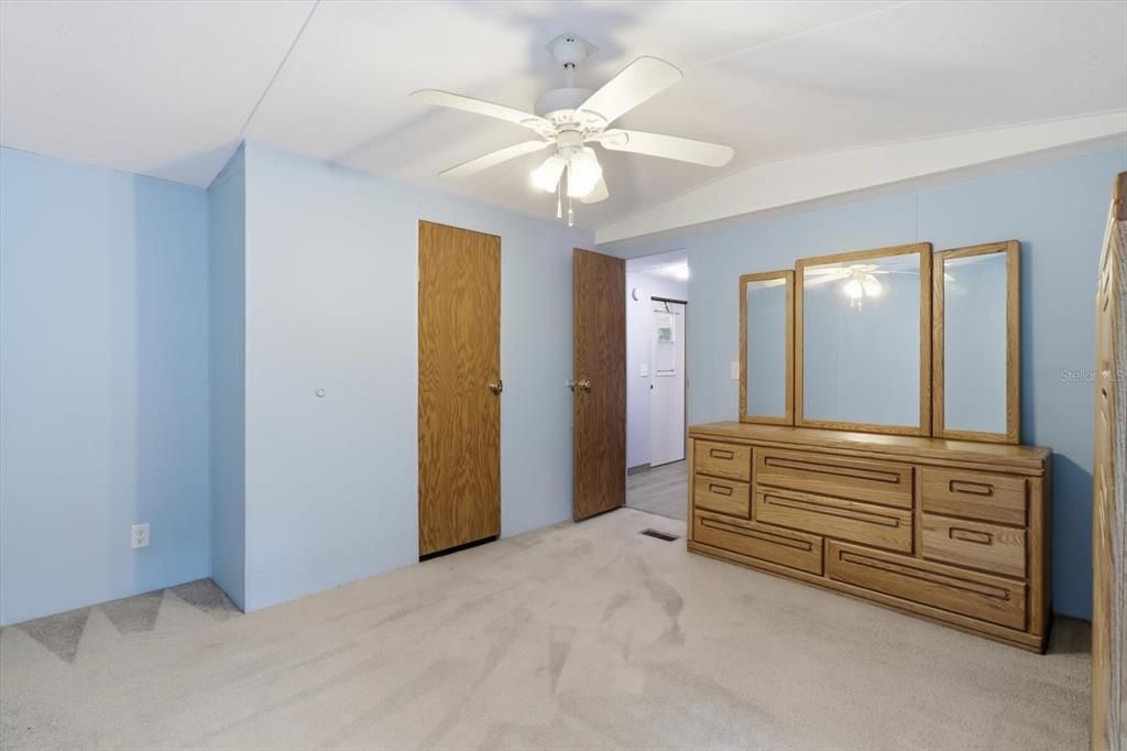 For Sale: $172,500 (2 beds, 1 baths, 934 Square Feet)