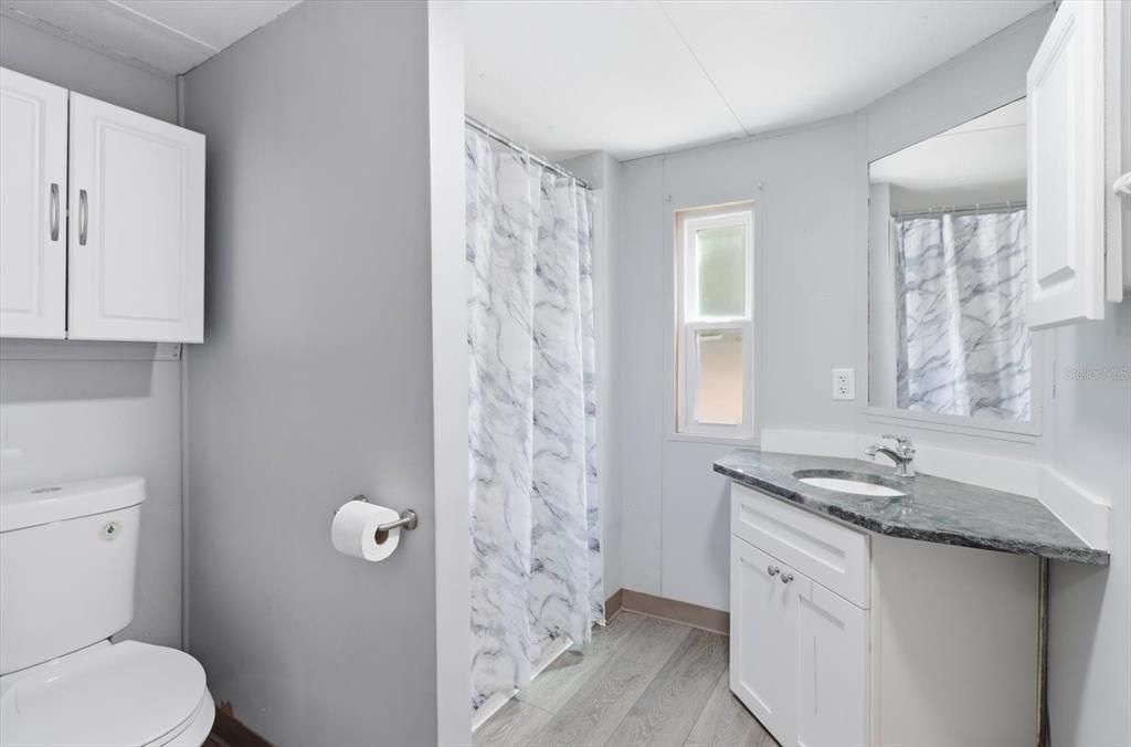 For Sale: $172,500 (2 beds, 1 baths, 934 Square Feet)