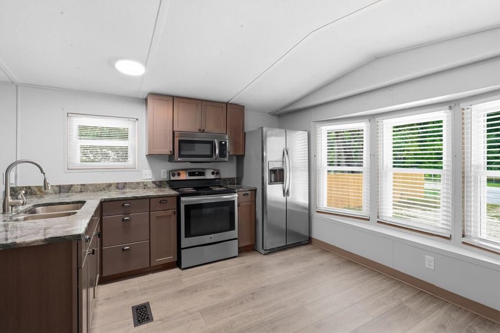 For Sale: $172,500 (2 beds, 1 baths, 934 Square Feet)