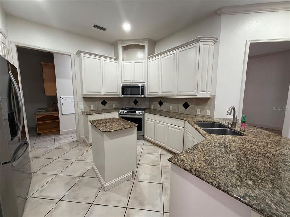 For Rent: $3,700 (4 beds, 3 baths, 2616 Square Feet)