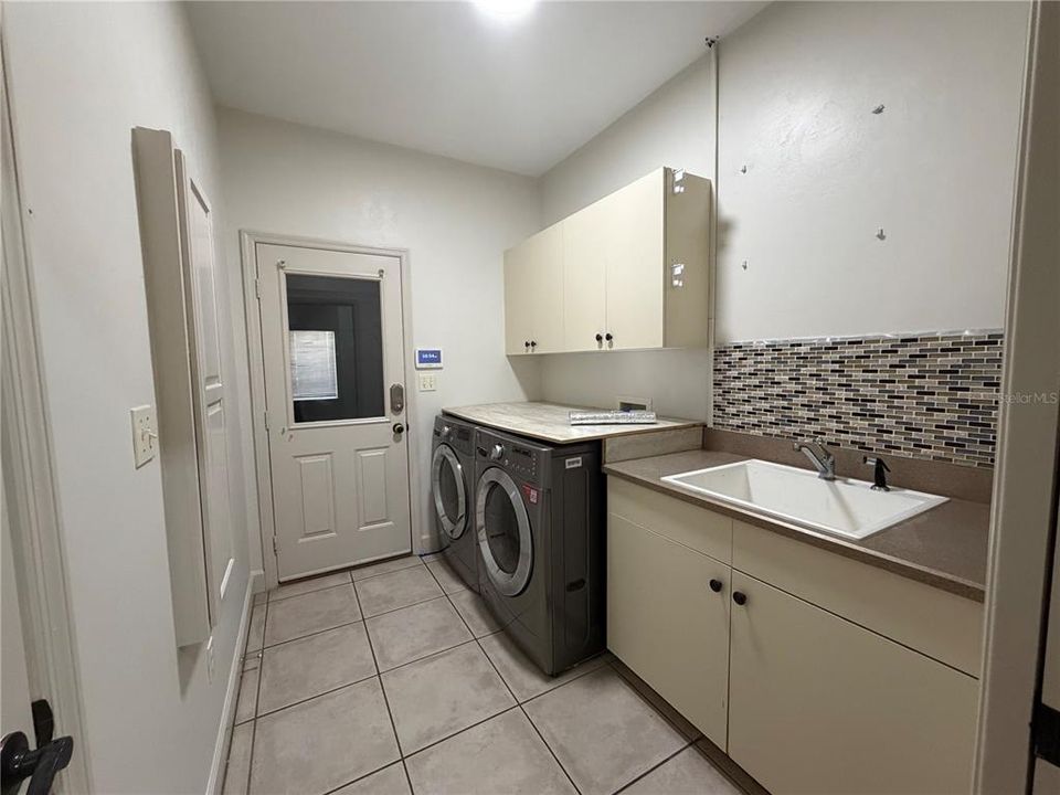 For Rent: $3,700 (4 beds, 3 baths, 2616 Square Feet)