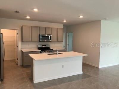 En Venta: $390,000 (5 camas, 3 baños, 2453 Pies cuadrados)
