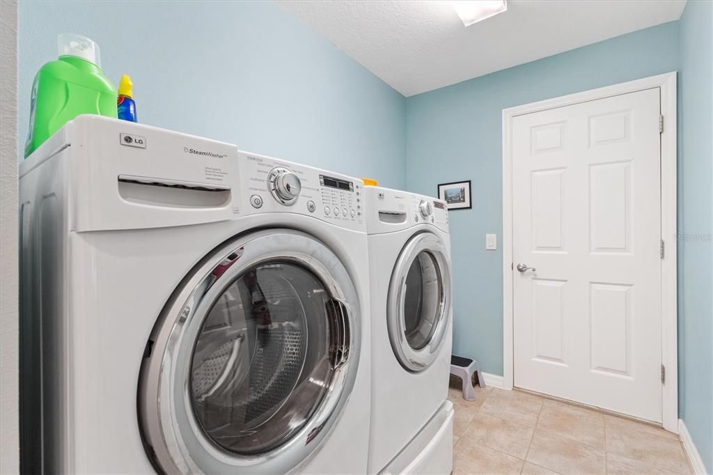 For Sale: $425,000 (3 beds, 2 baths, 1927 Square Feet)
