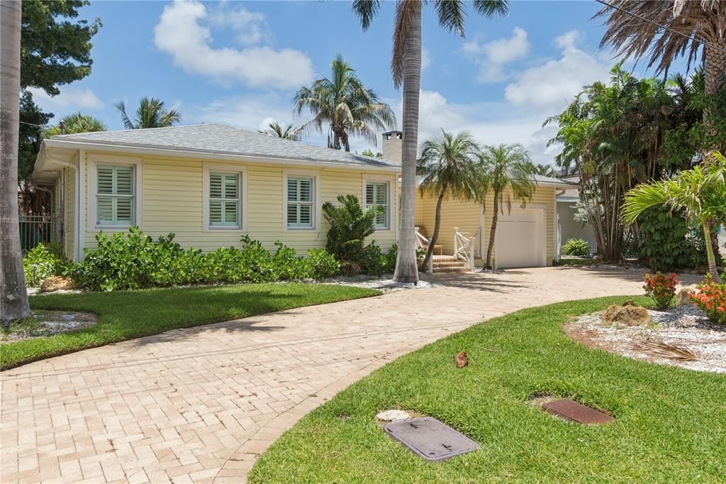 For Sale: $1,995,000 (3 beds, 2 baths, 1377 Square Feet)